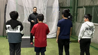 野球塾で指導する様子
