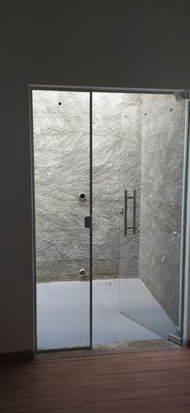 Porta externa de vidro  do imóvel listado pela Verum Engenharia em Conselheiro Lafaiete.
