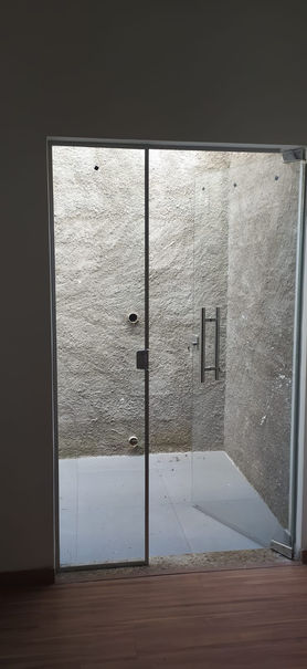 Porta externa de vidro  do imóvel listado pela Verum Engenharia em Conselheiro Lafaiete.