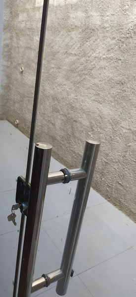 Porta externa de vidro  do imóvel listado pela Verum Engenharia em Conselheiro Lafaiete.