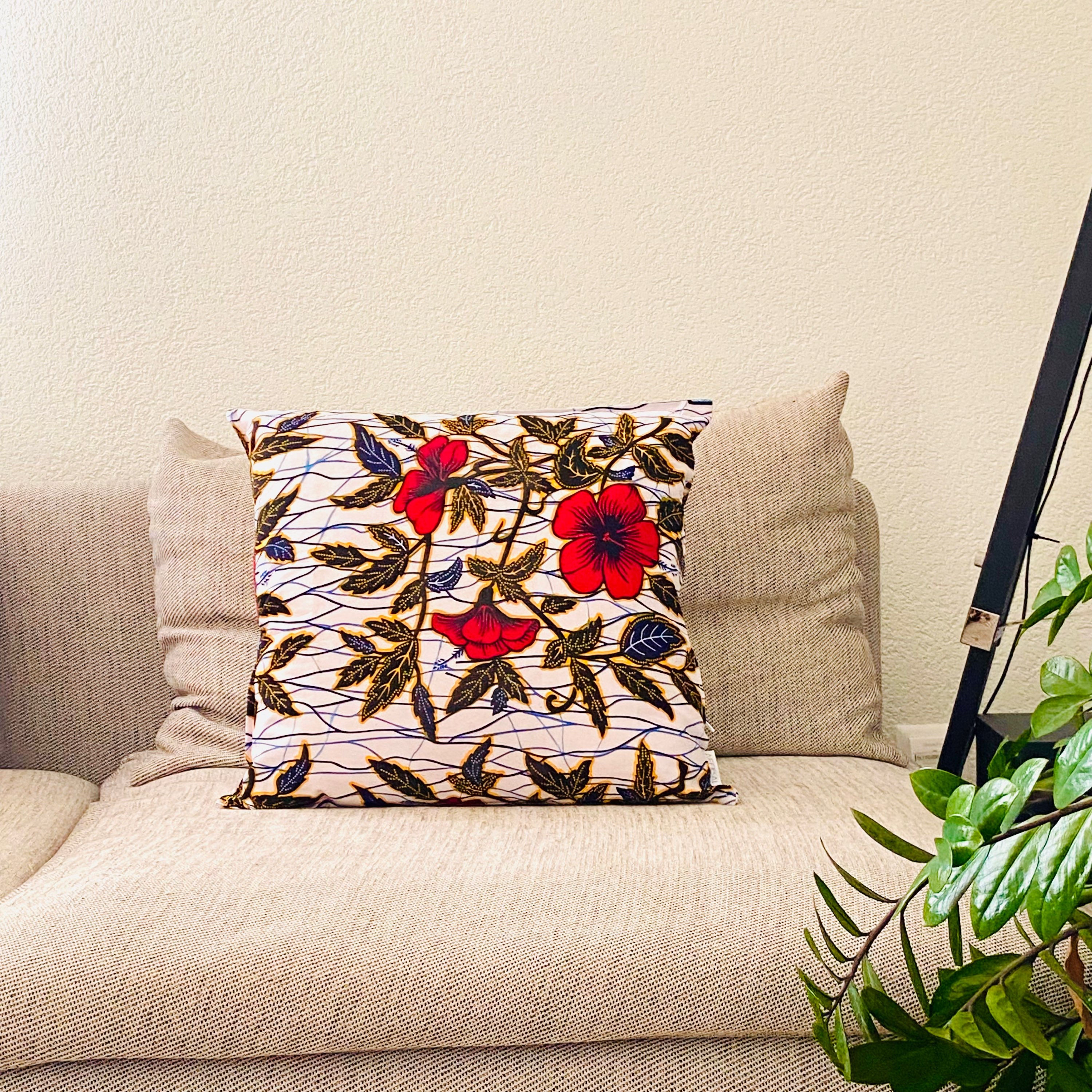 Coussin Affibah à motifs "fleurs d'hibiscus"