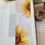 Miniature : Marque-page tournesols et fleurs inséré dans un roman – idée cadeau lecteur