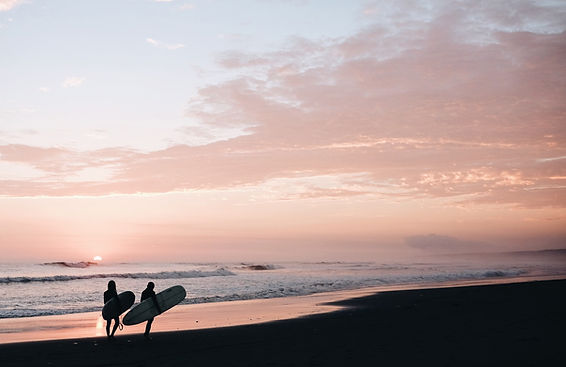 Surfers sur la plage 