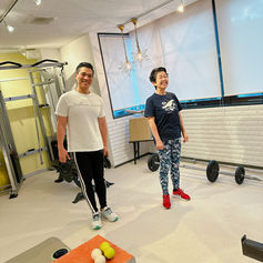 BODYLAB.福岡店にて、お客様に笑顔で寄り添いながらカウンセリングを行うパーソナルトレーナー。シニア・大人世代も安心して通える温かい雰囲気。