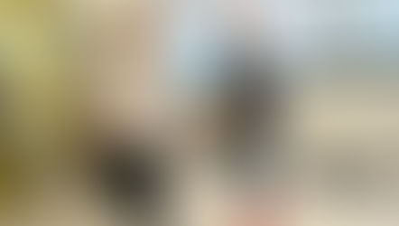 BODYLAB.福岡店にて、お客様に笑顔で寄り添いながらカウンセリングを行うパーソナルトレーナー。シニア・大人世代も安心して通える温かい雰囲気。