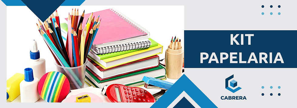 Kit de papelaria com lápis de cor, cadernos, livros e materiais escolares organizados.