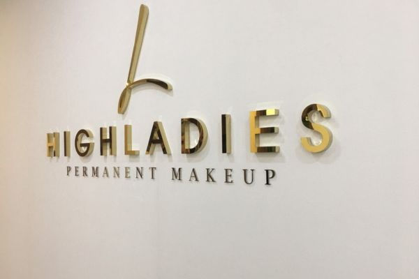 Chữ nổi inox vàng gương hắt sáng chân bảng hiệu spa