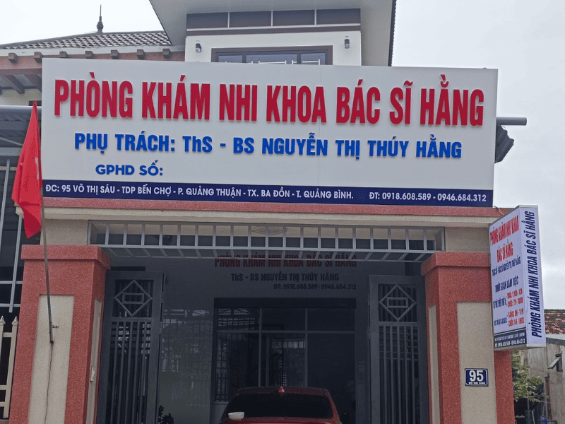Cận cảnh bảng hiệu thể hiện rõ thông tin giấy phép và tên bác sĩ phụ trách