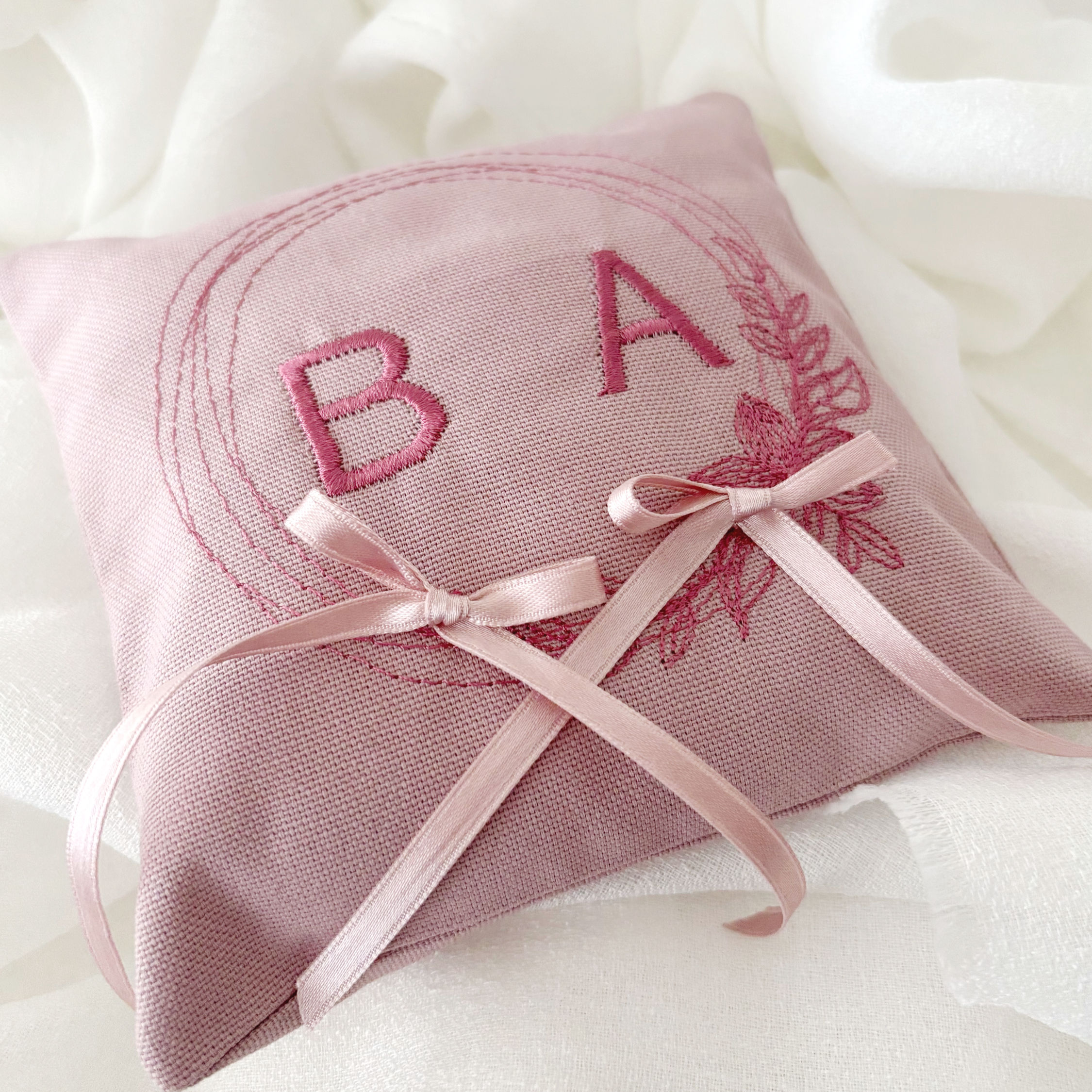 Cuscino porta fedi personalizzato con lettere ricamate · rosa