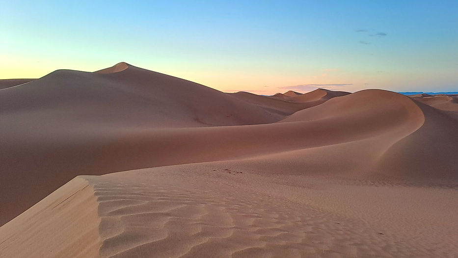lever de soleil dans les dunes du désert marocain iriki et chegaga