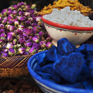 épices et pigments bleu indigo au souk maroc