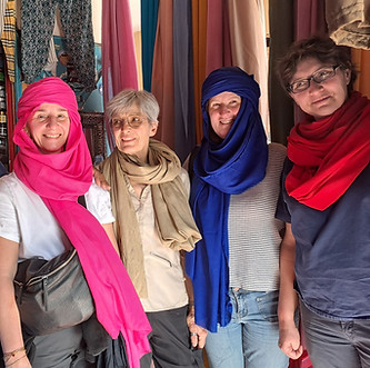femmes en voyage organisé au maroc qui achètent des chèches colorés avant le désert