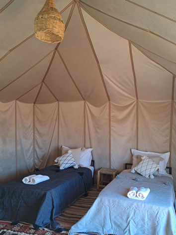 Tente de luve dans bivouac au Maroc