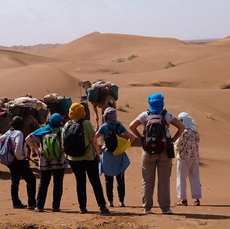 groupe de randonneuses au maroc dans le désert