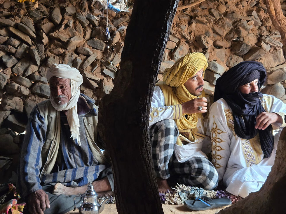 vieil homme nomade qui prend le thé avec les jeunes nomades à chegaga