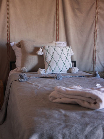 Bivouac pour couple et famille dans le désert de Foum Zguid