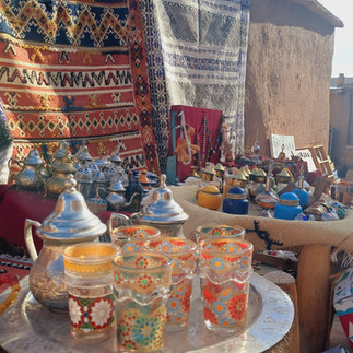 théiere et tapis à vendre à ait ben haddou