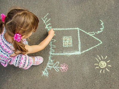 child-draws-house-with-chalk-asphalt-selective-focus_edited.jpg