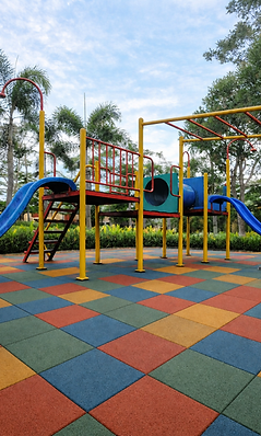 Um playground com piso emborracahdo colorido