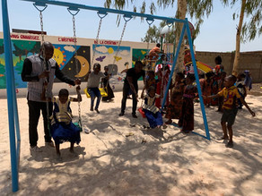 Igreja local em Burkina Faso inaugura parquinho para as crianças: “Cuidado de Deus dando alegria".