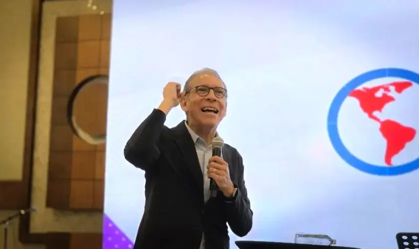 El cantante y pastor mexicano Marco Barrientos pidió el fin de la “cultura de las celebridades” en la iglesia evangélica durante la Confederación Iberoamericana de Comunicadores Cristianos (COICOM2025) en Honduras la semana pasada.