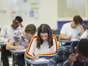 Consejera escolar recibe casi 200.000 dólares de indemnización por despido debido a su oposición a la política trans.