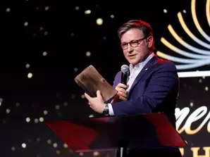 El presidente de la Cámara de Representantes, Mike Johnson, y líderes cristianos dan inicio a una maratón de lectura bíblica de una semana de duración en Washington D.C.