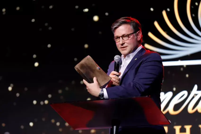 El presidente de la Cámara de Representantes, Mike Johnson, y líderes cristianos dan inicio a una maratón de lectura bíblica de una semana de duración en Washington D.C.