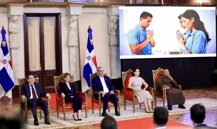 En un acto de gran relevancia para la vida pública y espiritual del país, el Palacio Nacional de la República Dominicana fue escenario de un culto especial en honor a la Biblia, presidido por el presidente Luis Abinader.
