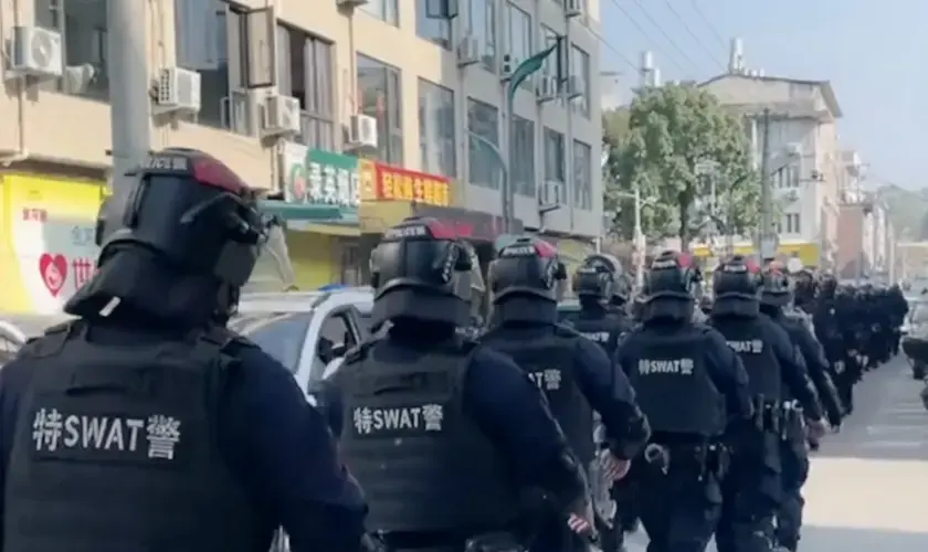 China , gobernada por un régimen comunista, ha perseguido a los cristianos durante mucho tiempo. Esta persecución incluye el cierre de iglesias, la destrucción de cruces, la confiscación de Biblias y el encarcelamiento de pastores .