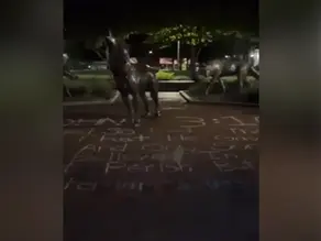 Los estudiantes de la Universidad Estatal de Carolina del Norte escriben versículos del Evangelio de Juan en la acera de la universidad.