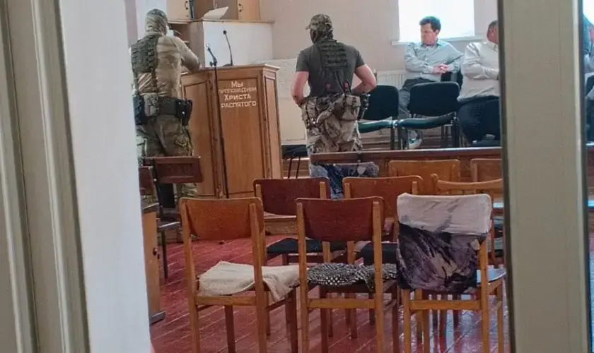 La policía rusa allanó iglesias bautistas en Sverdlovsk, Krasnodon y Starobesheve durante los servicios dominicales; todos fueron multados.