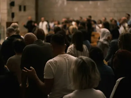 La mayoría de los estadounidenses dicen creer en Dios, pero muchos rara vez asisten a los cultos, según un estudio.