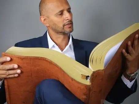 Brasileño entra en los libros de récords nacionales al escribir toda la Biblia a mano.