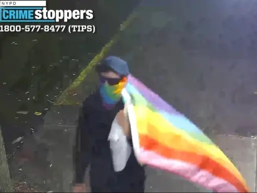 Un sospechoso enmascarado vandalizó tres iglesias de Nueva York con mensajes "anticristianos" mientras portaba una bandera LGBT.