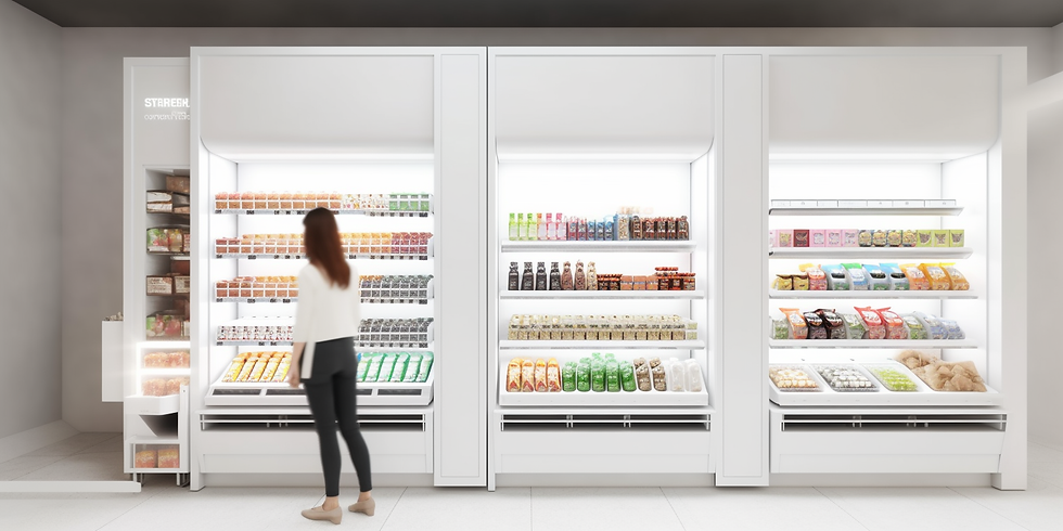 Frau steht vor einem Smart-Fridge Regal