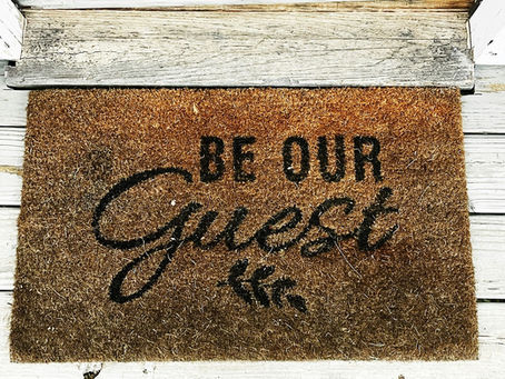 Deurmat met de welkomstekst: Be our Guest.