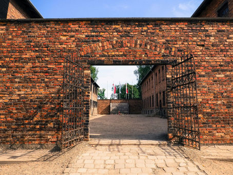 open poort naar een kampplaats