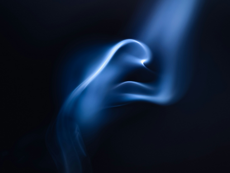 Rook die omhooggaat in de vorm van een poppetje.