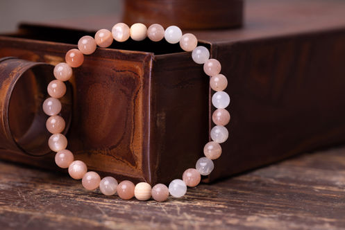 Armband Dualität aus Sonnenstein, Mondstein und Zirbe
Yin & Yang