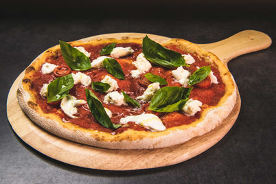 "La pizza Margherita, c’est la reine de Naples : simple, élégante et si parfaite qu’elle transforme chaque bouchée en déclaration d’amour à l’Italie."