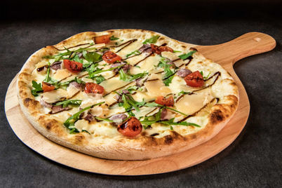 Crema fresca, mozzarella fior di latte, salchicha italiana con hinojo después de la cocción: rúcula, tomates cherry, virutas de parmesano y crema balsámica