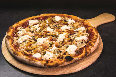 Salsa de tomate, pollo cocido, cebollas cocidas, champiñones, mozzarella fior di latte después de la cocción: mozzarella de búfala