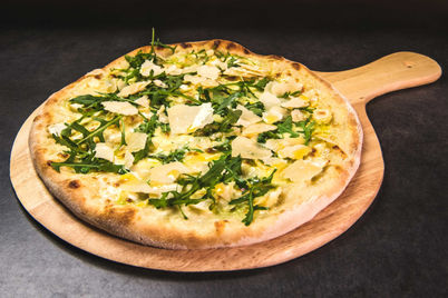 Crème fraîche, patatas, cebolla cocida, mozzarella fior di latte, queso reblochon después de la cocción: rúcula, coppa IGP y aceite de oliva virgen extra