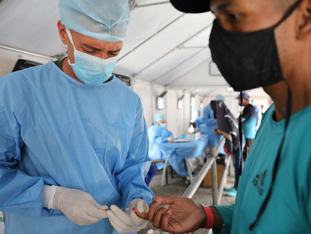 Una prueba negativa de COVID-19 no es una licencia para ignorar las medidas de salud.