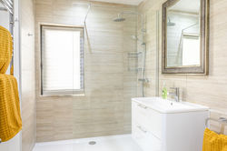 apt 4 - second bathroom.jpg