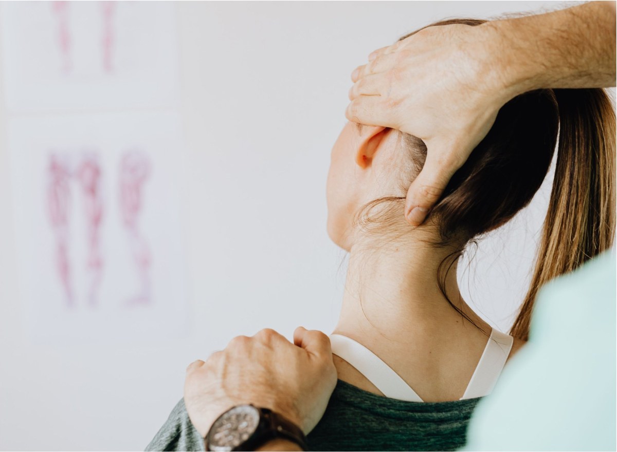 Osteópata valorando el cuello y las cervicales de una paciente