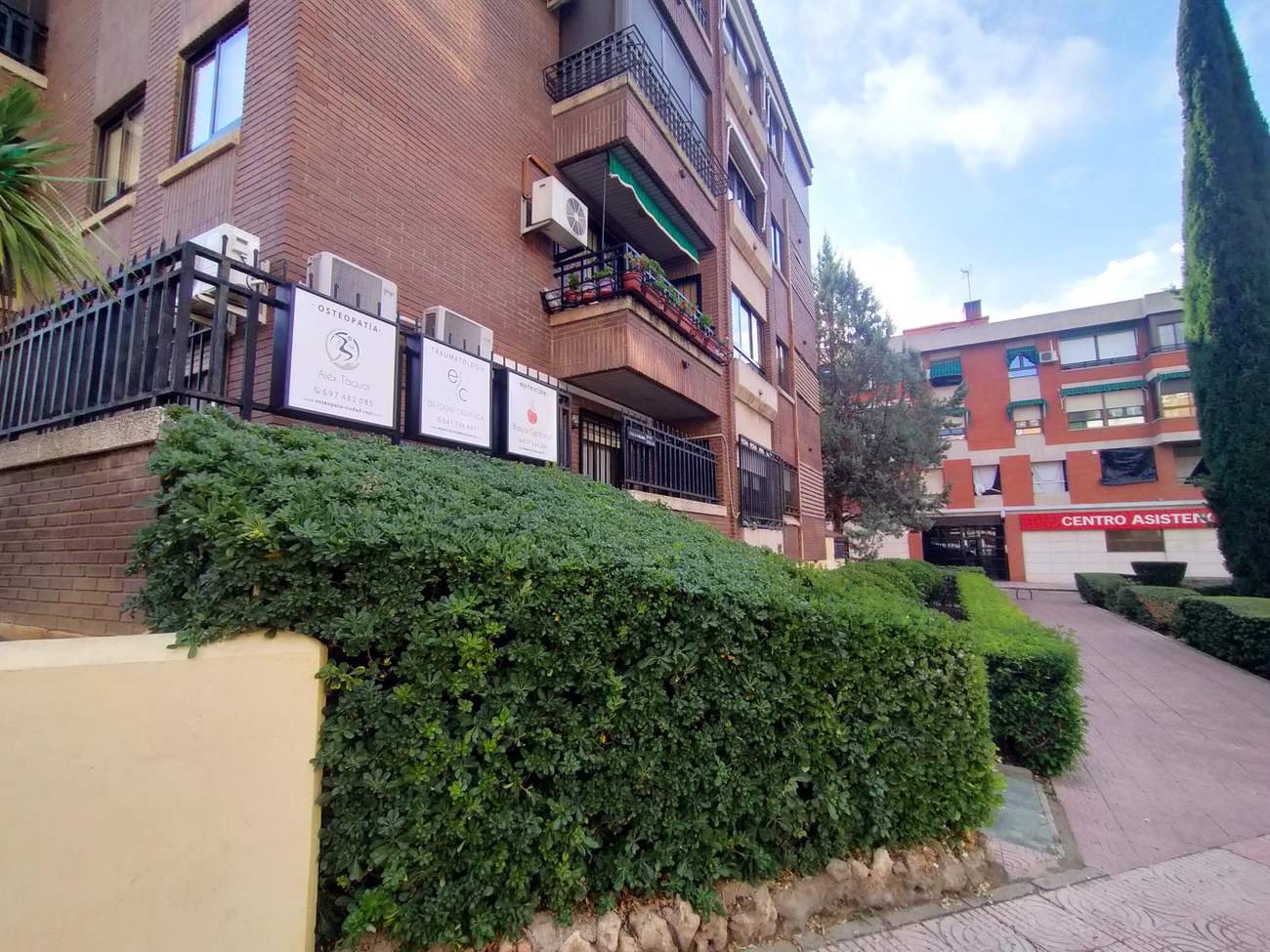 Carteles de la consulta de osteopatía de Alex Taquoi en la entrada de la calle Palma, 17