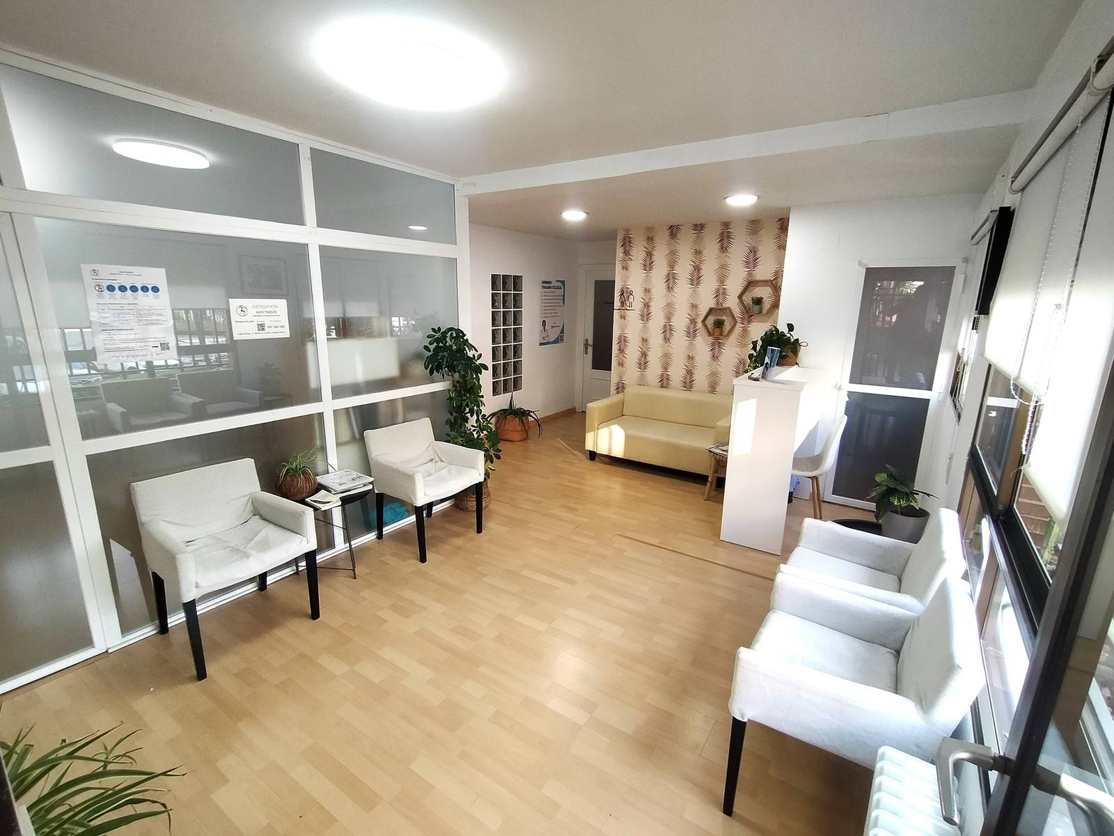 Sala de espera de la consulta de osteopatía de Alex Taquoi en Ciudad Real