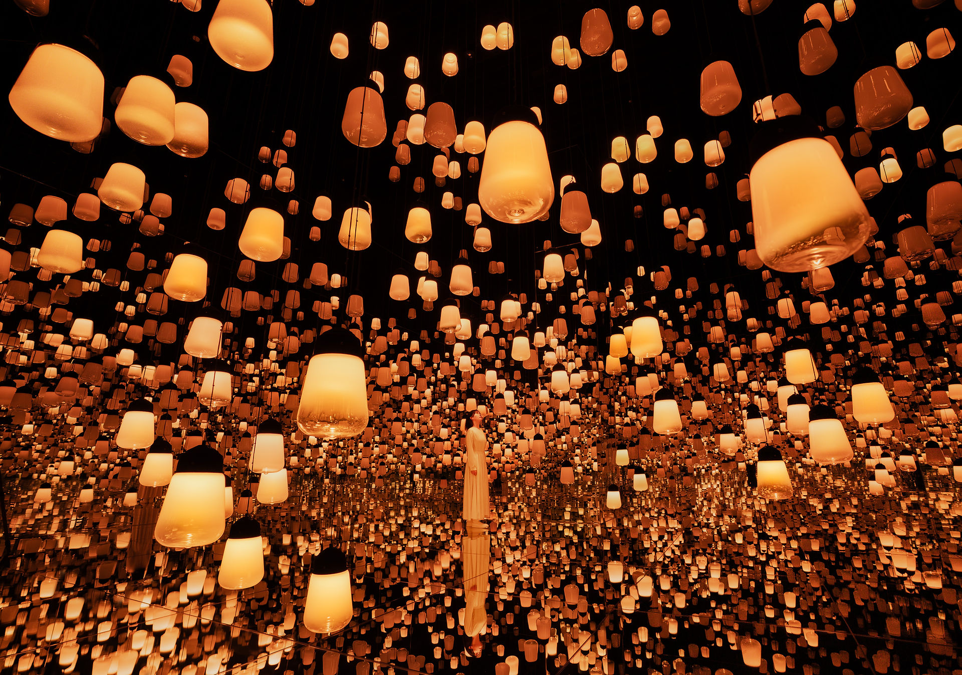    	 teamLab, Forest of Resonating Lamps: One Stroke - Fire © teamLab